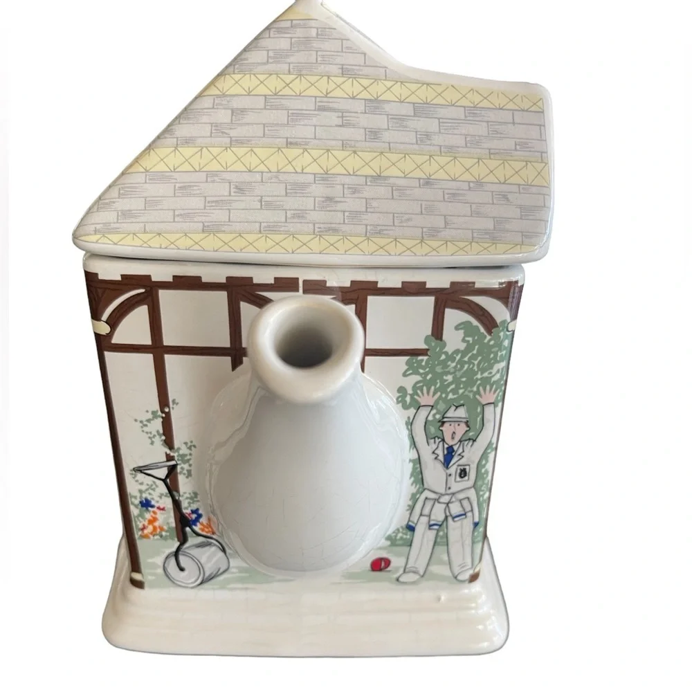❤️🫖 Wade vintage porcelain cricket/bowler inspired teapot excellent condition!